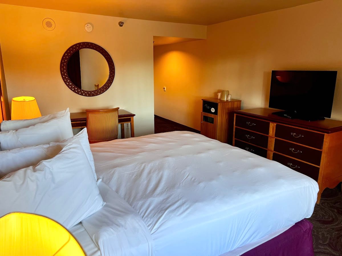 hotel-room-at-casablanca