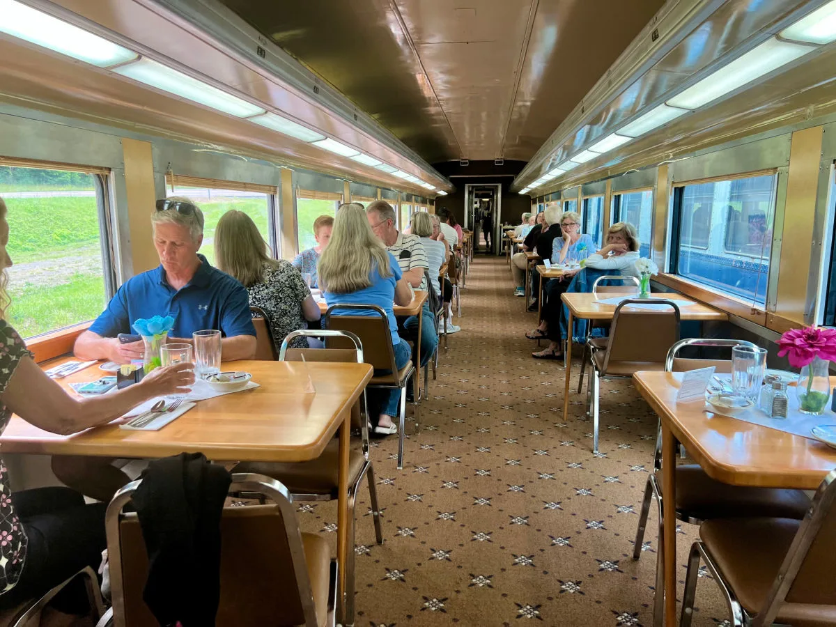 train-car-lunch-setting