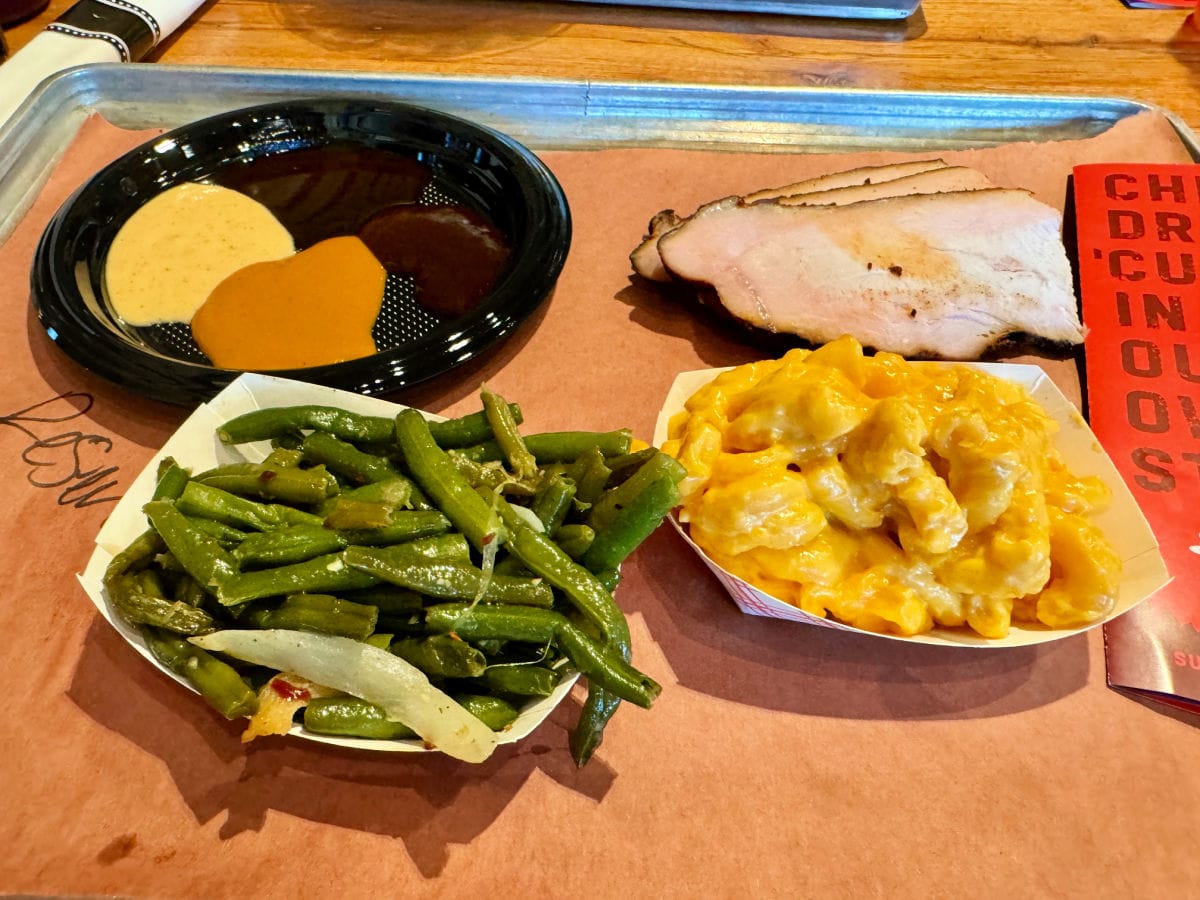 sugarfire-bbq-green-beans-mac-and-cheese