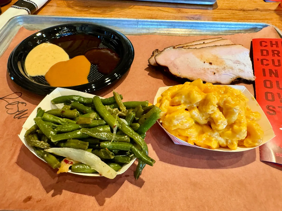 sugarfire-bbq-green-beans-mac-and-cheese