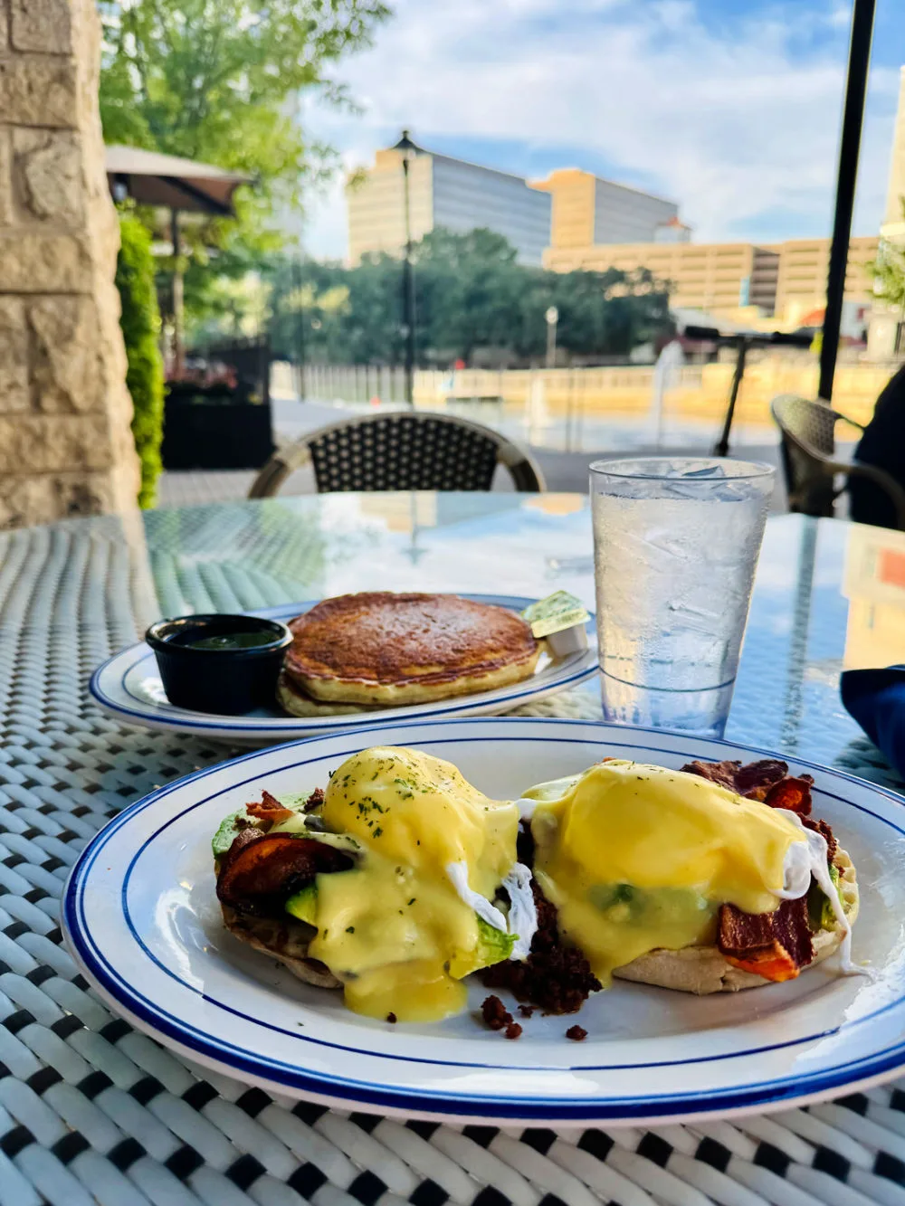 mexican-eggs-benedict-from-bruncheon