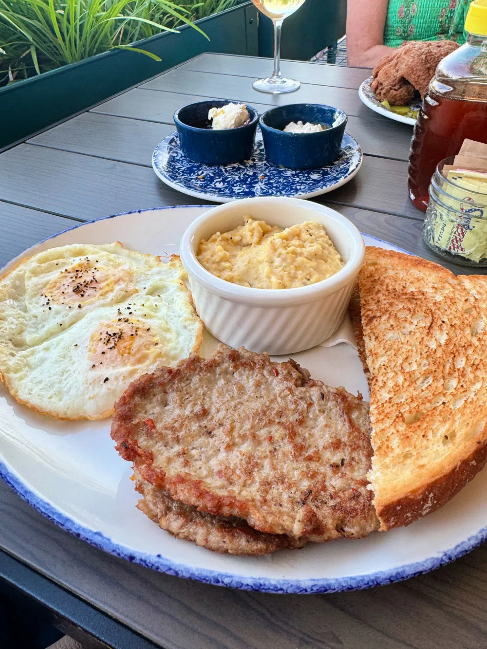 tupelo-honey-breakfast-plate-with-sausage-and-eggs
