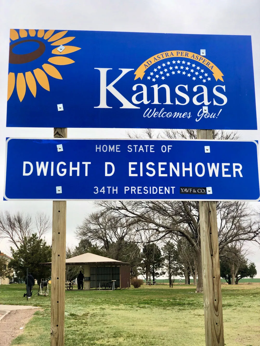 welcome-to-kansas-sign