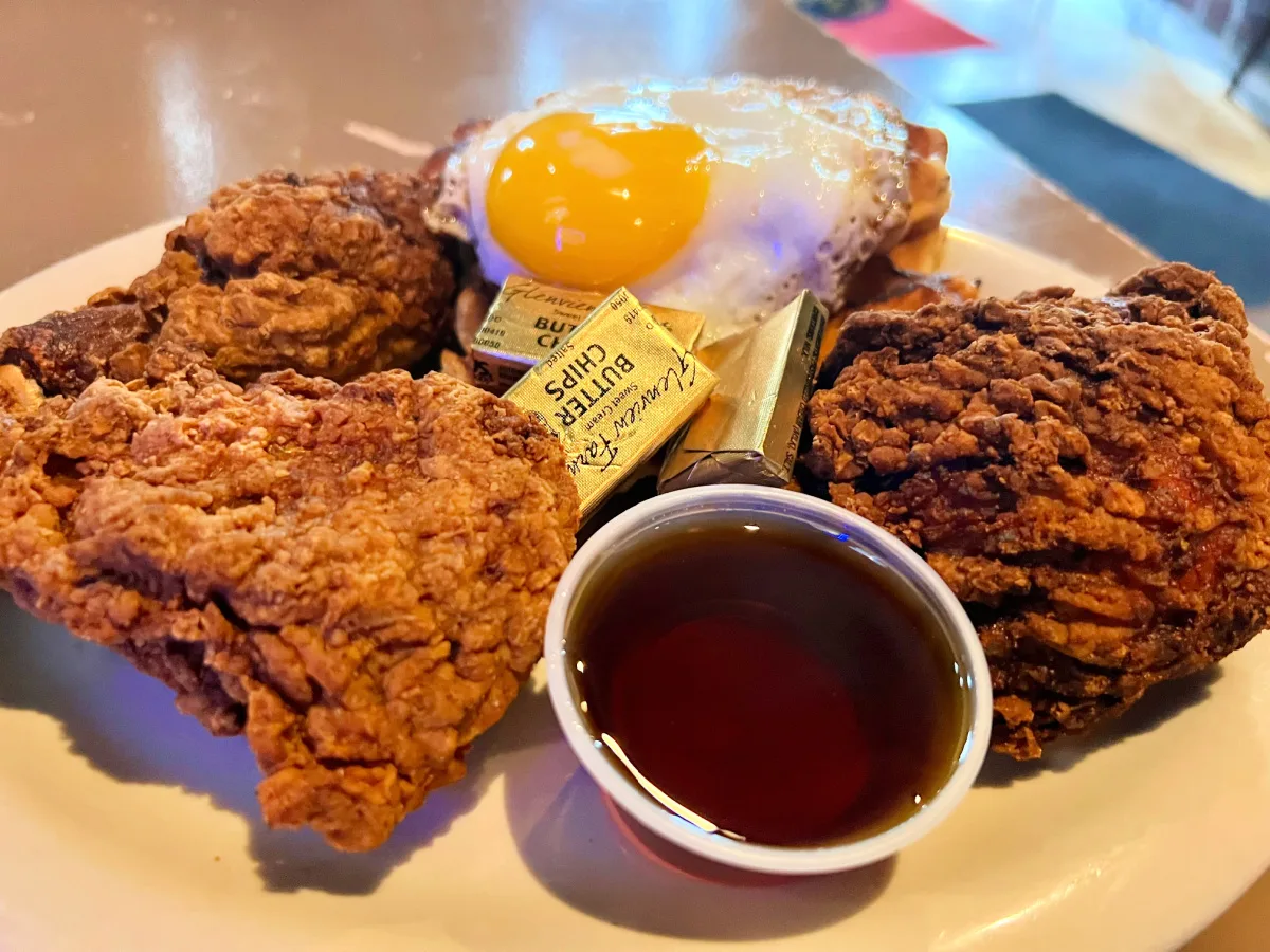 chicken-and-waffles-sams-uptown-cafe