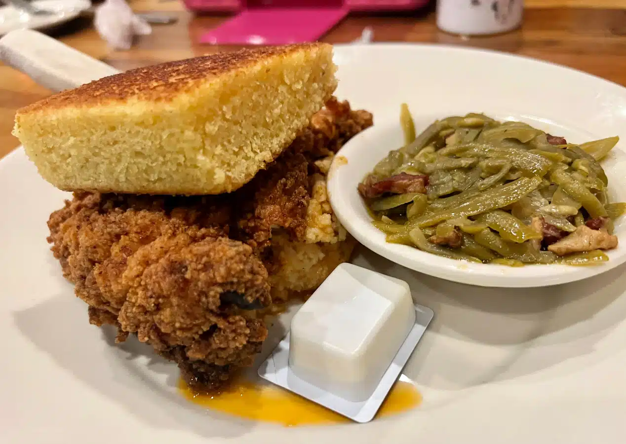 lunas-eat-drink-green-beans-cornbread