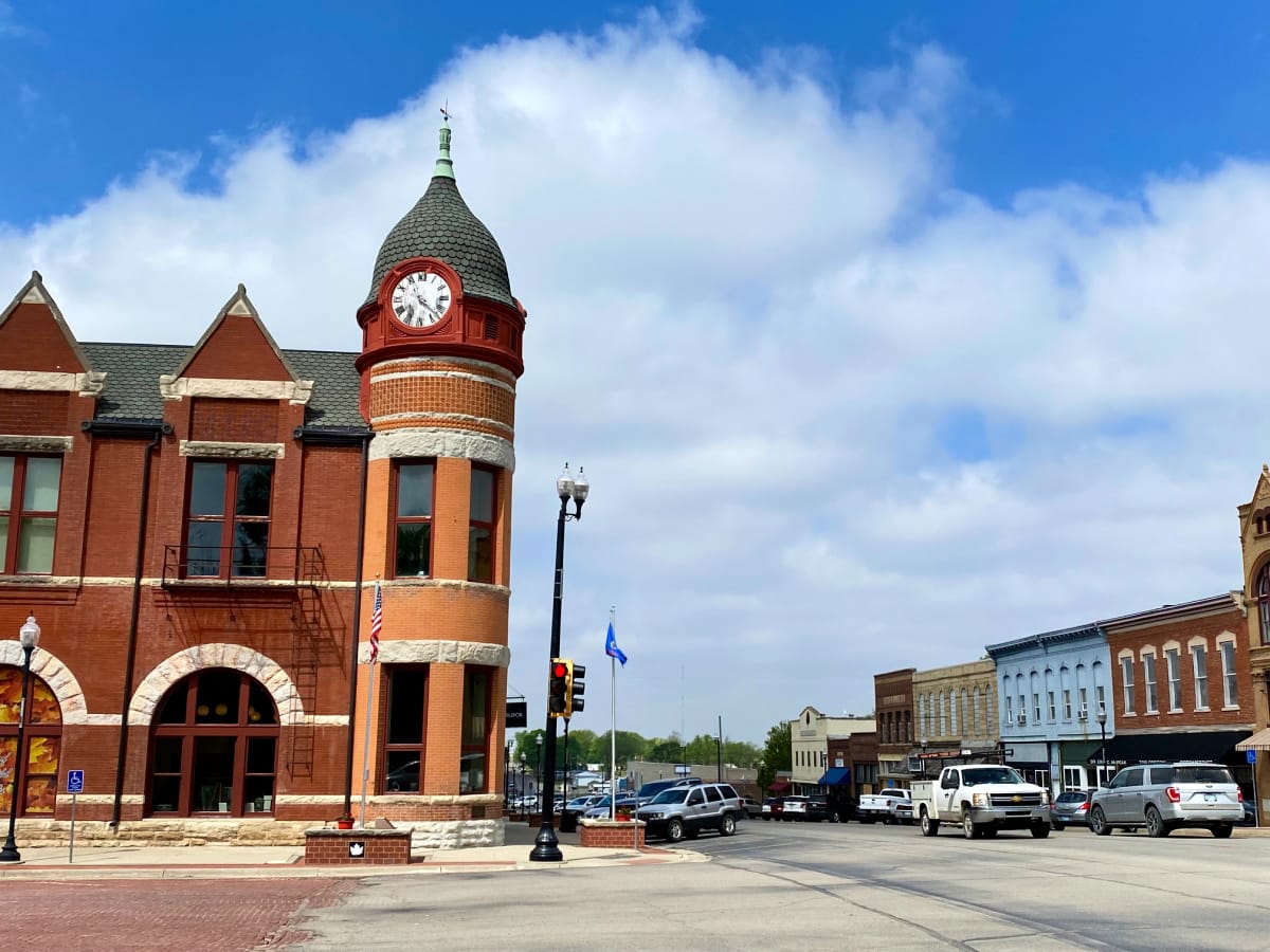 downtown-hiawatha-brown-county-kansas-clock-tower