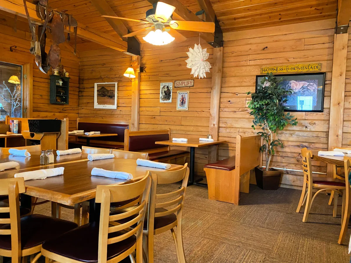 the-country-cabin-restaurant-inside