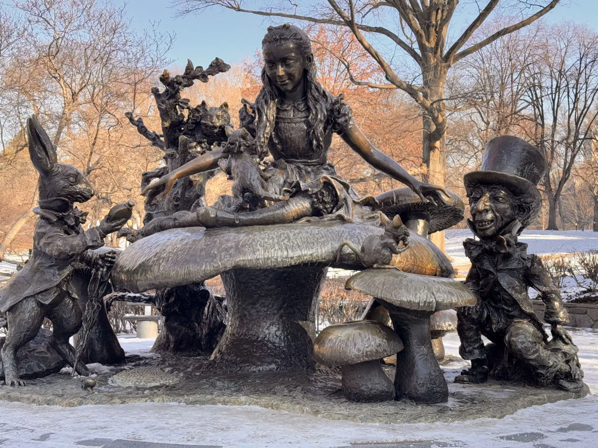 alice-in-wonderland-sculpture-central-park