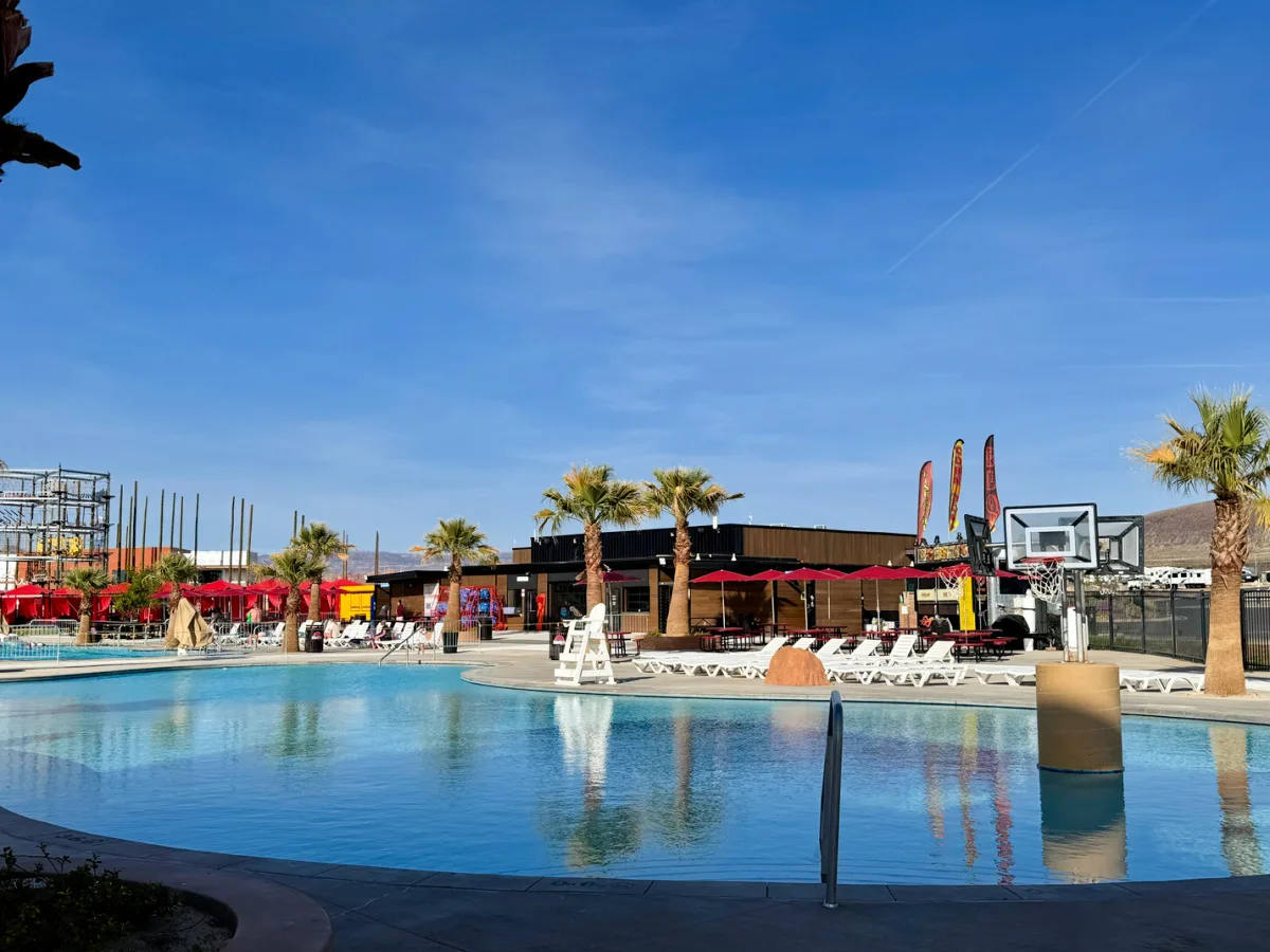 pool-setting-jellystone-zion