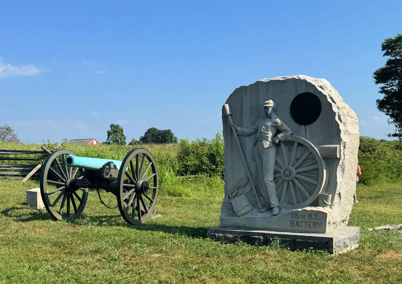 gettysburg-monument-and-cannon