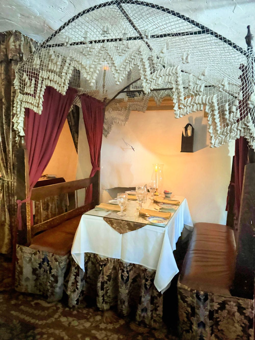 canopy-bed-table-rarnsworth