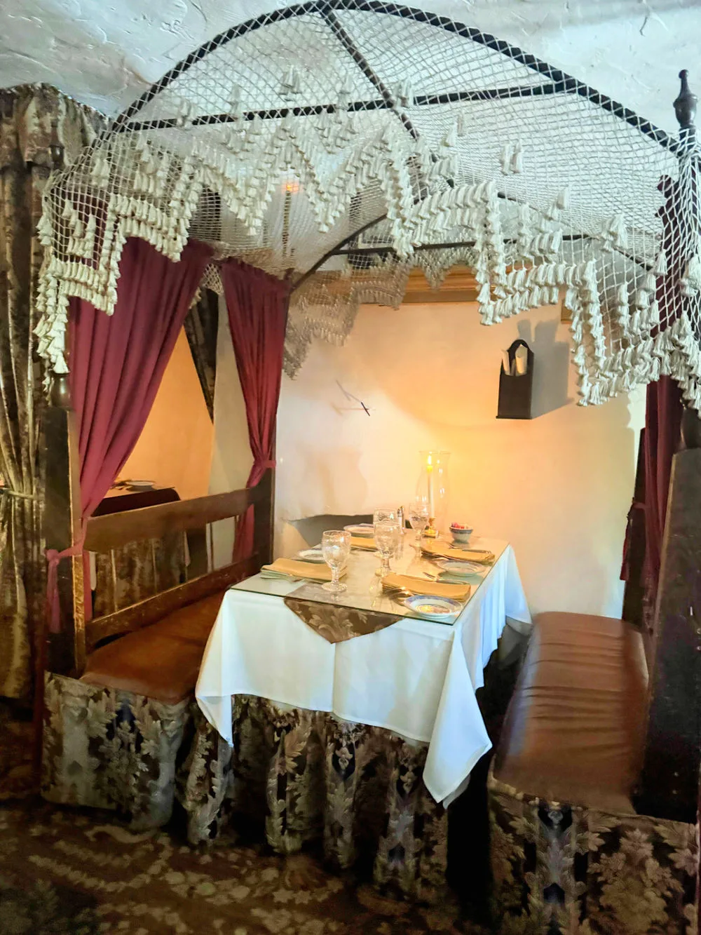 canopy-bed-table-rarnsworth