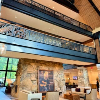 heartsong-lodge-dolly-picture-couches