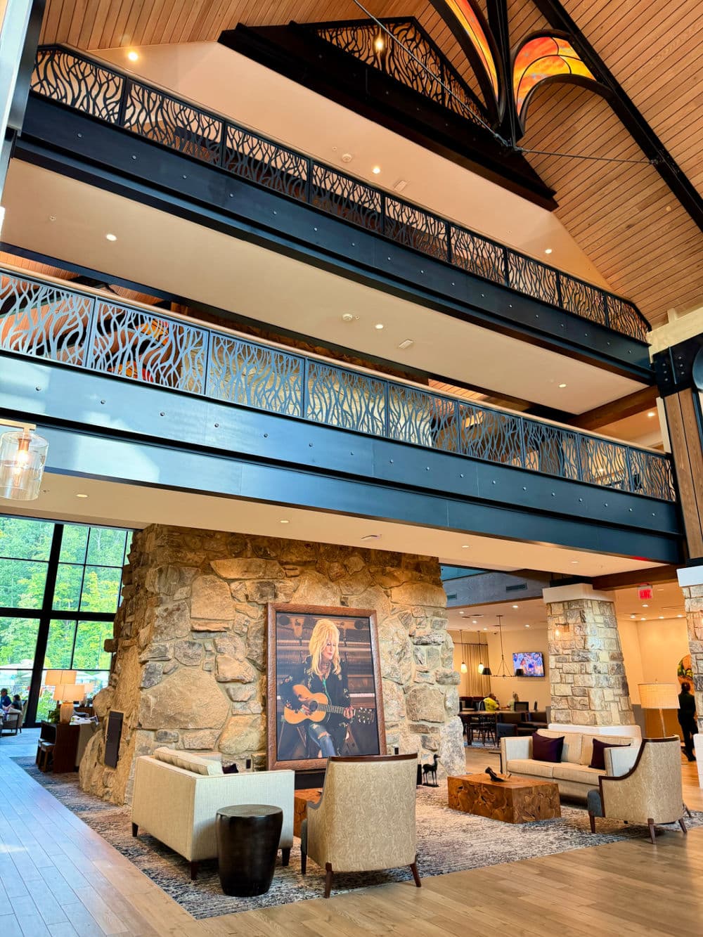 heartsong-lodge-dolly-picture-couches